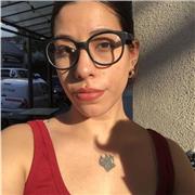 Profesora de inglés imparte clases a niños de todas las edades